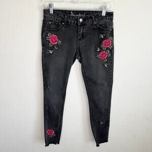 Soundgirl Skinny Jeans Junior's 5 Black Floral Embroidery Raw Hem Mid Rise